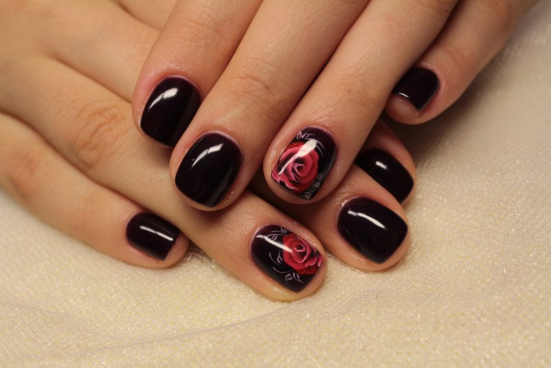Маникюр с темным лаком на короткие ногти