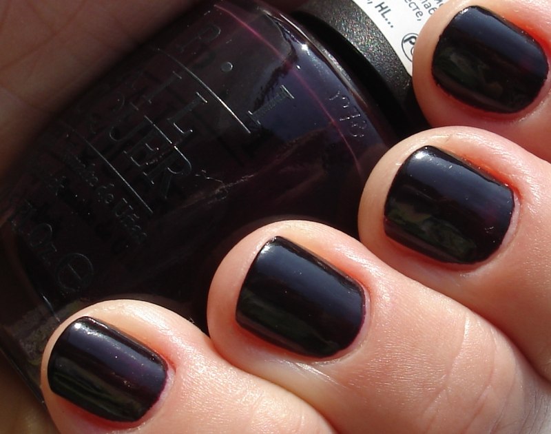 Темный маникюр на очень короткие ногти