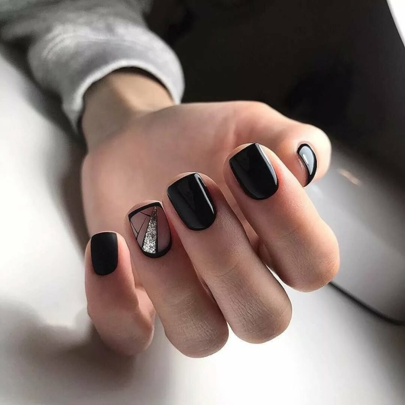 Черный лак на коротких ногтях