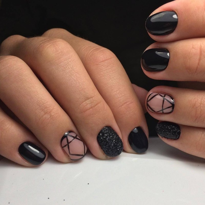 Чёрный матовый маникюр на короткие ногти