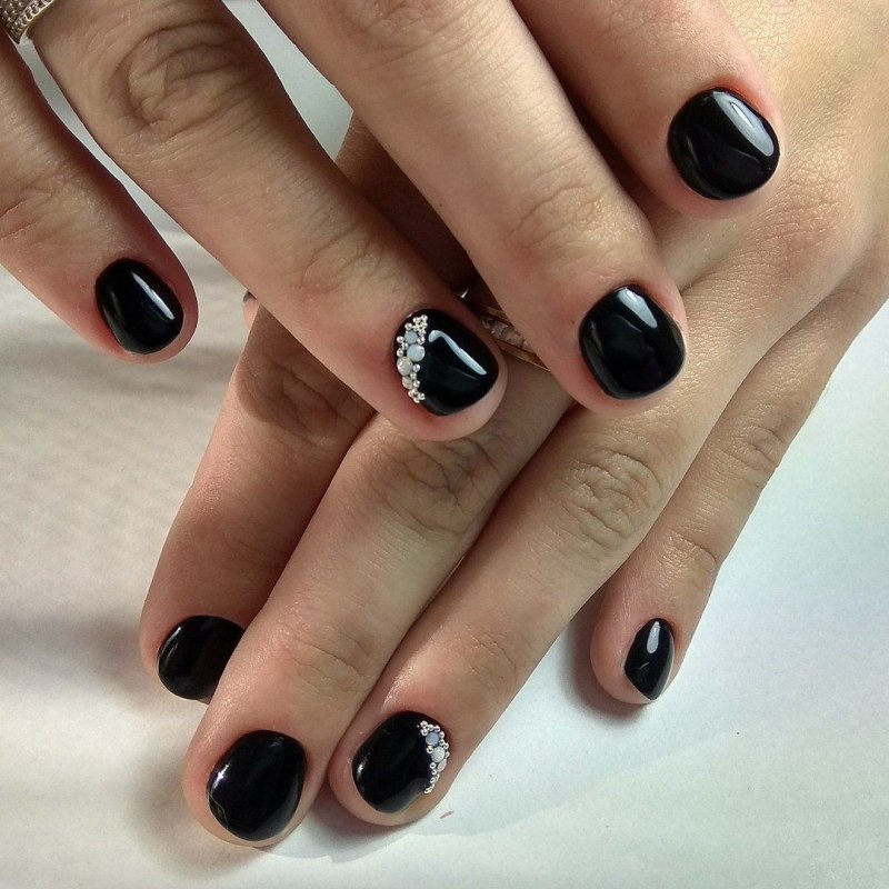 Тёмный маникюр на короткие ногти