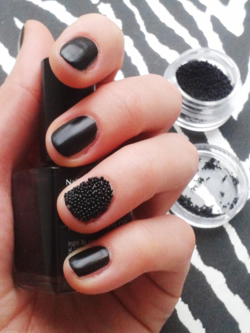 Темный маникюр на очень короткие ногти