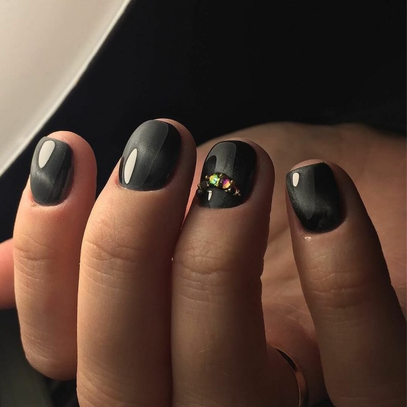 Темный маникюр