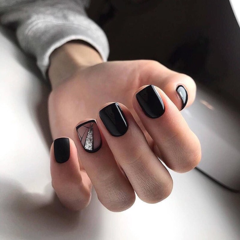 Черные короткие ногти