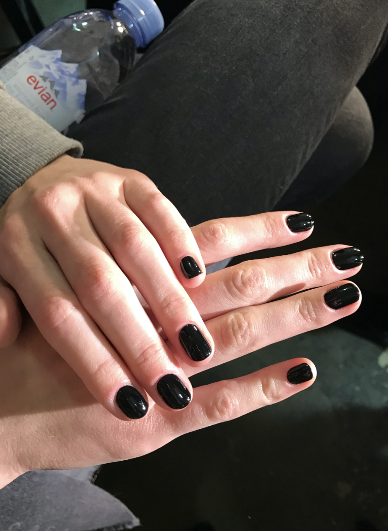 Темный шеллак на короткие ногти