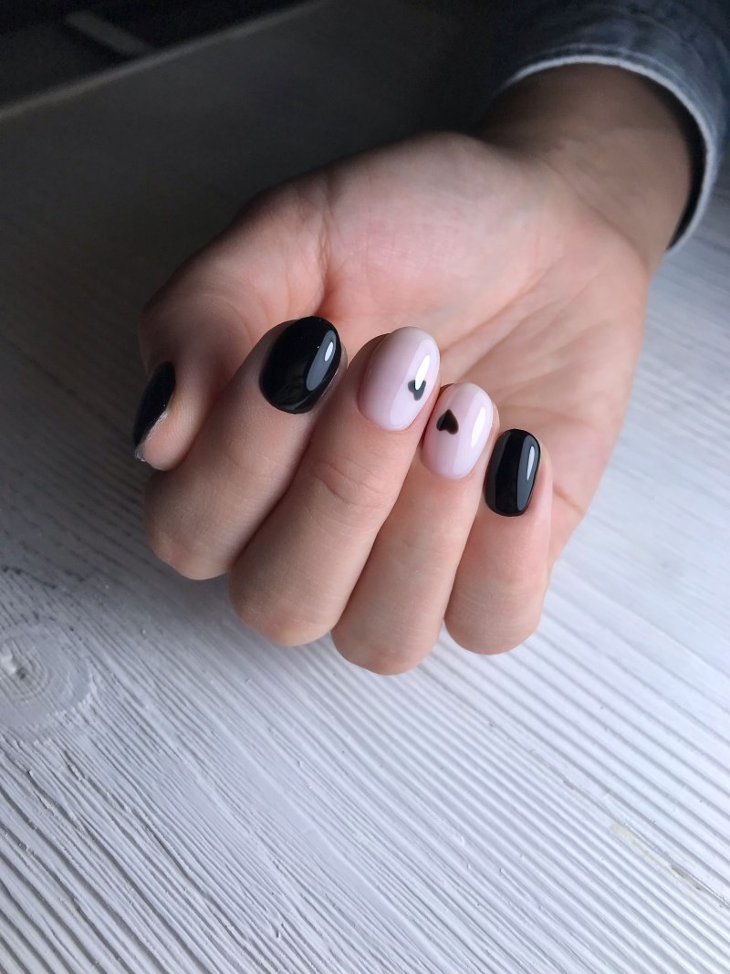 Темный маникюр на очень короткие ногти