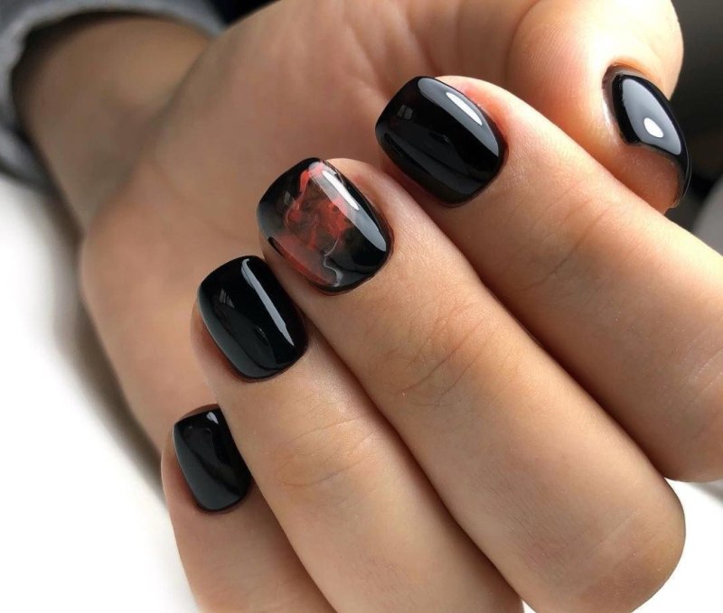 Ногти накрашенные черным лаком