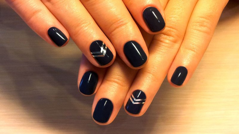 Черный маникюр на очень короткие ногти