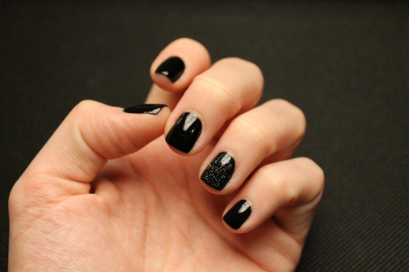 Черный маникюр на очень короткие ногти