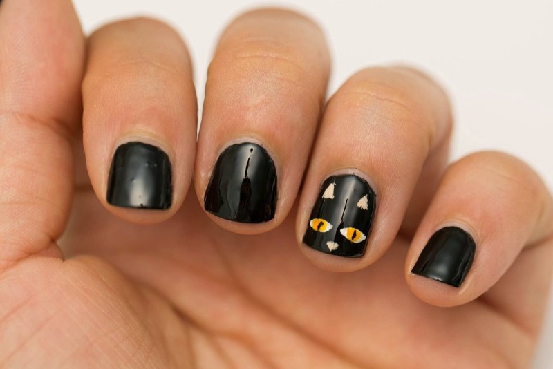 Темный лак на коротких ногтях