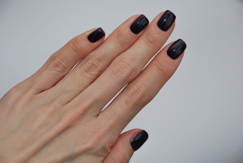 Черный лак на коротких ногтях