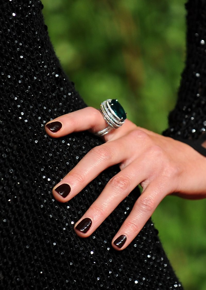 Тёмный маникюр на короткие ногти