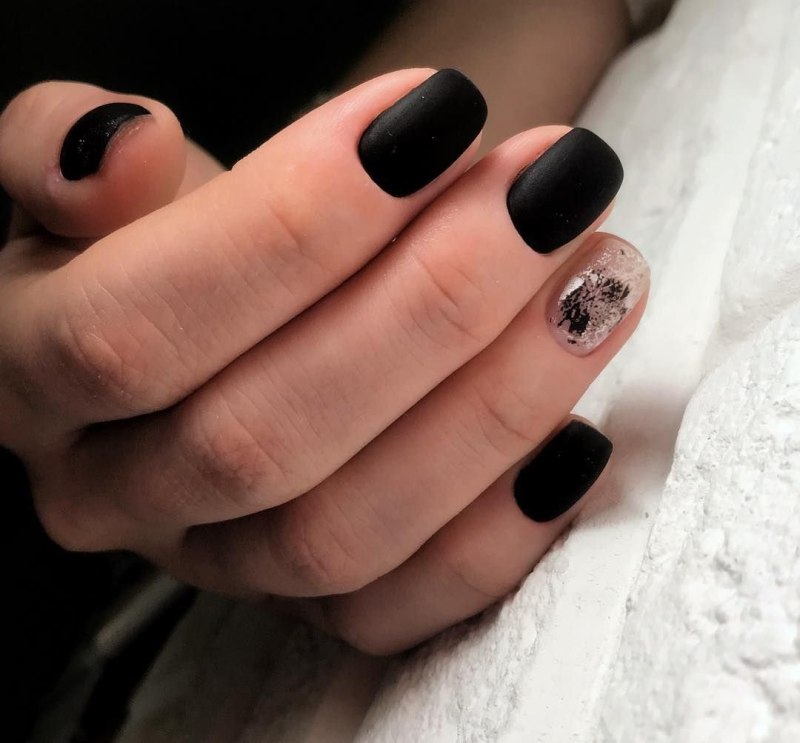 Черный маникюр