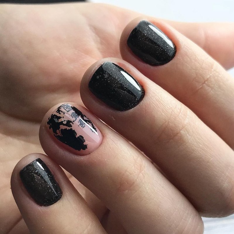 Чёрный маникюр на короткие ногти