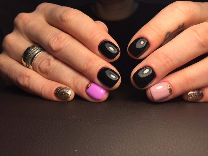 Темный маникюр на очень короткие ногти