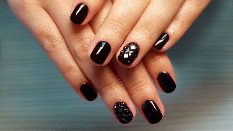 Темный маникюр на очень короткие ногти
