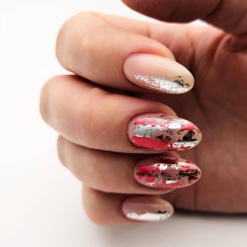 Голубой маникюр с фольгой