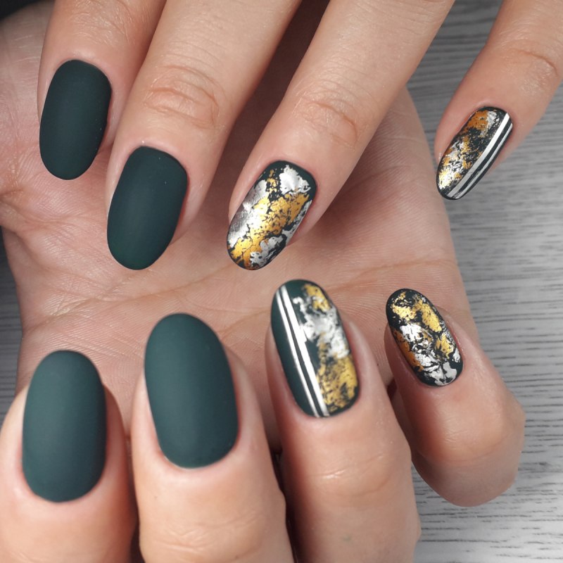 Маникюр в серебряных тонах