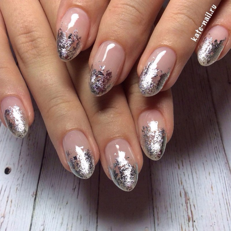 Маникюр с фольгой