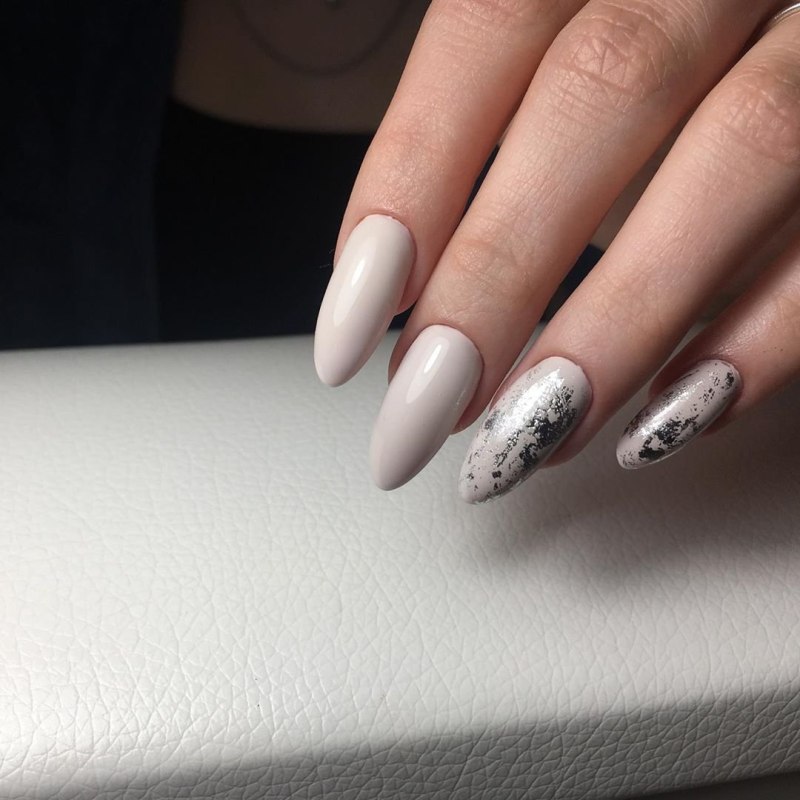 Молочный маникюр с фольгой