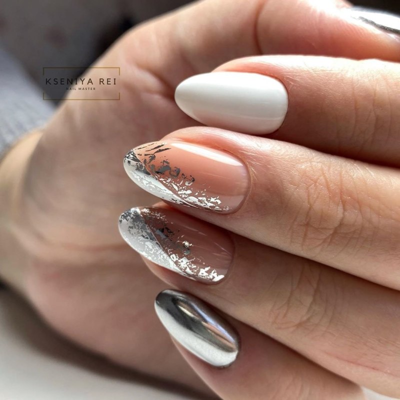 Маникюр с фольгой на короткие ногти