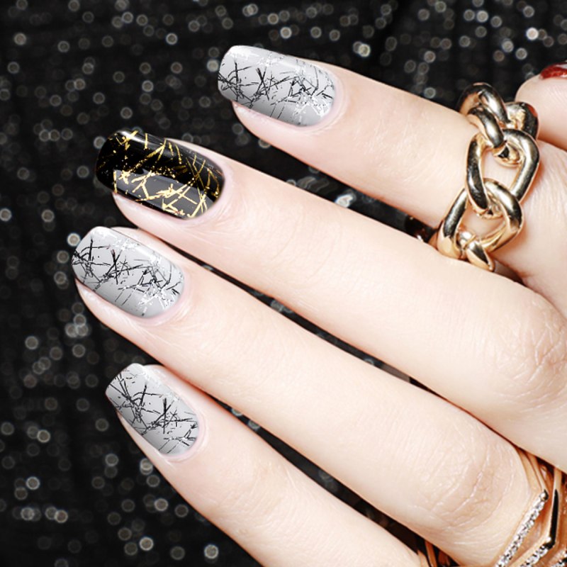 Нежный маникюр с фольгой