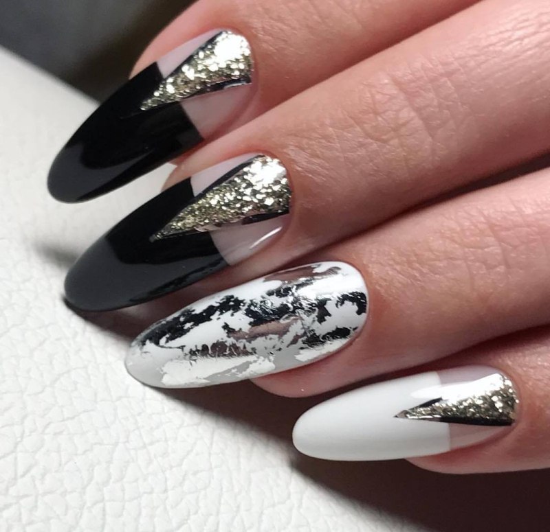 Белые ногти с серебряной фольгой