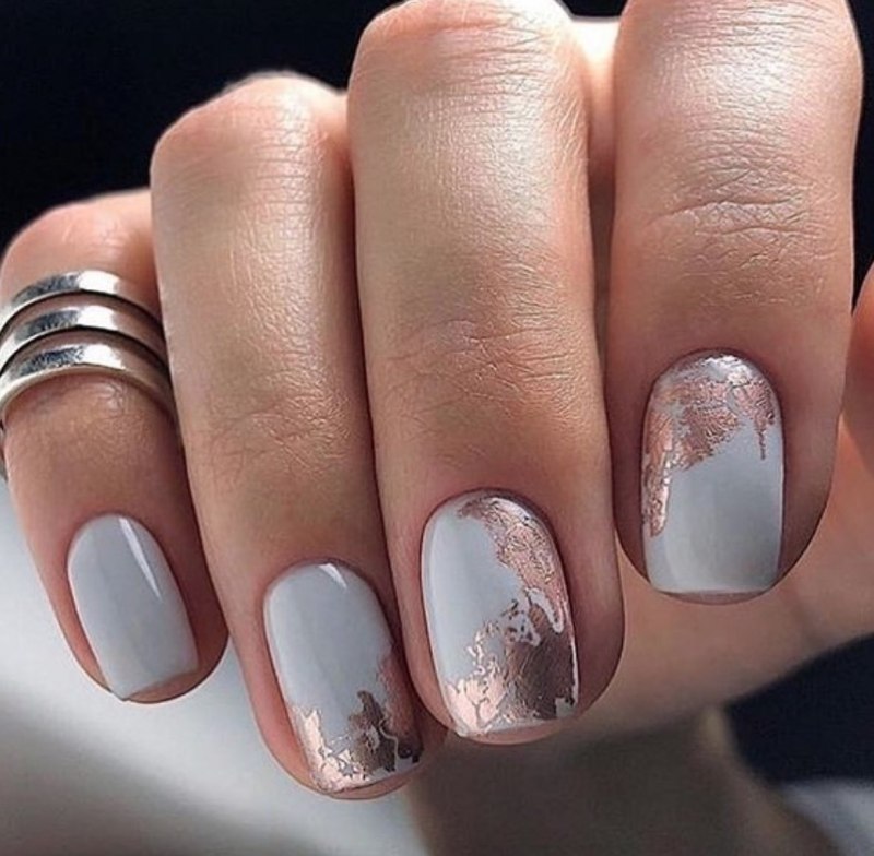 Матовые ногти с фольгой
