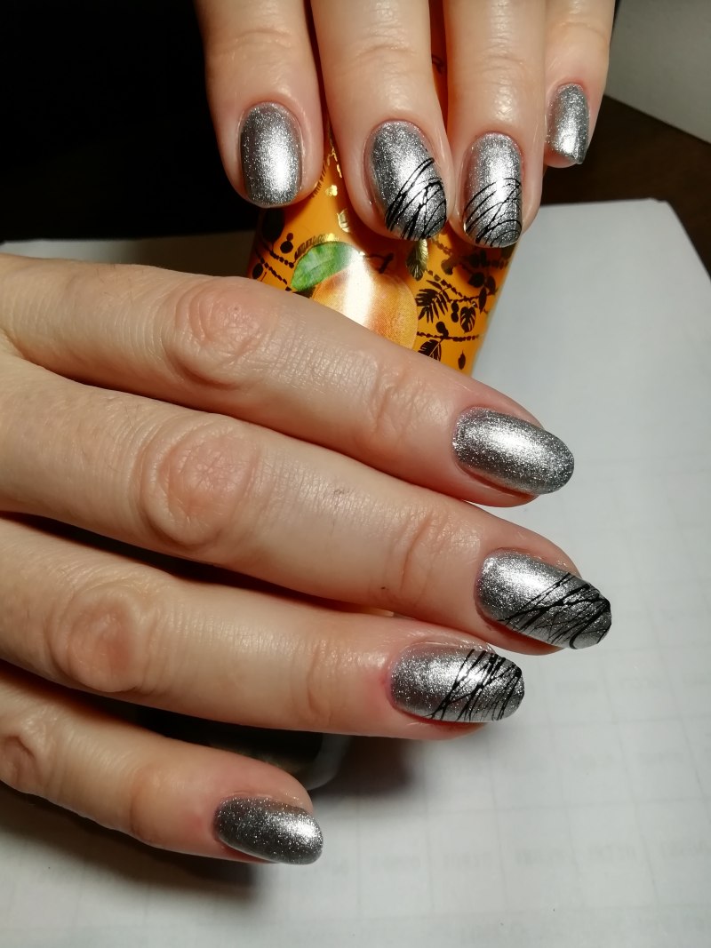 Белый маникюр с фольгой