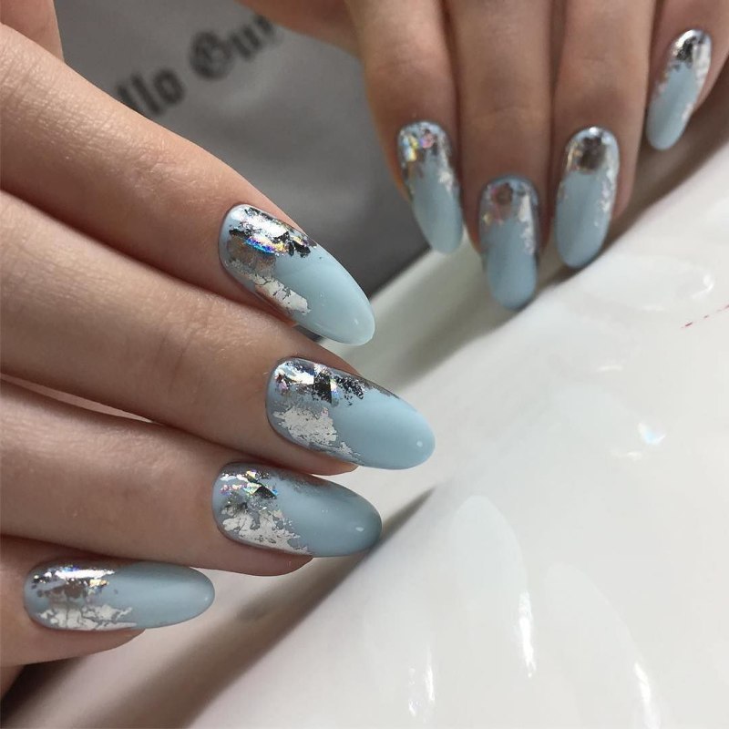 Белый маникюр с фольгой