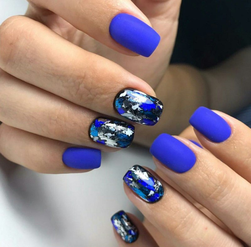 Однотонный маникюр с фольгой