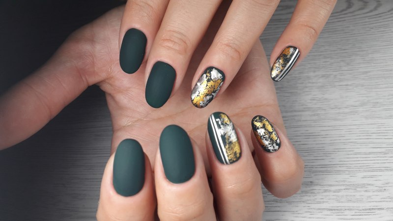 Серый маникюр с фольгой