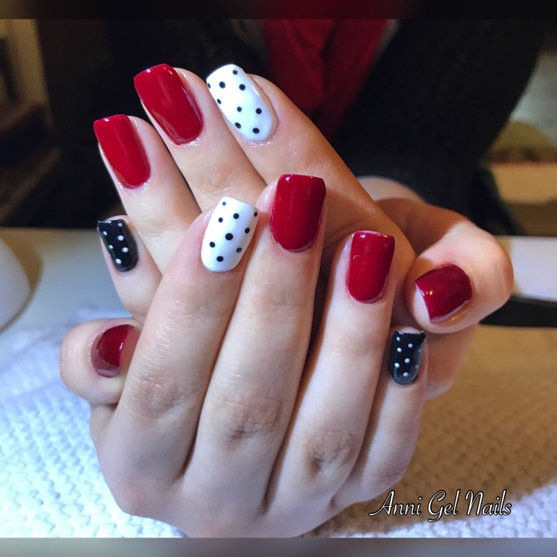 Красный маникюр простенький