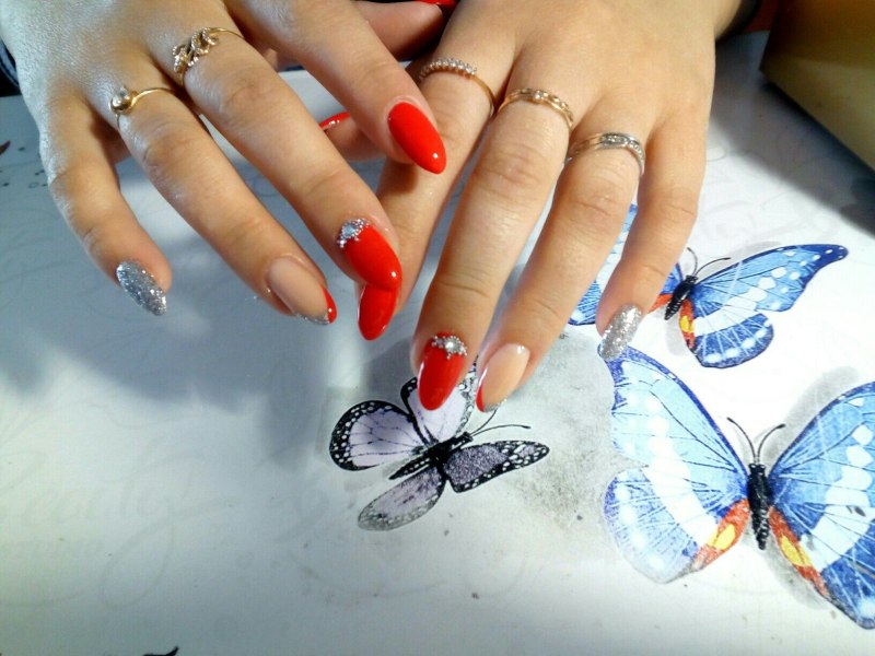Крылья нарисованные на ногтях