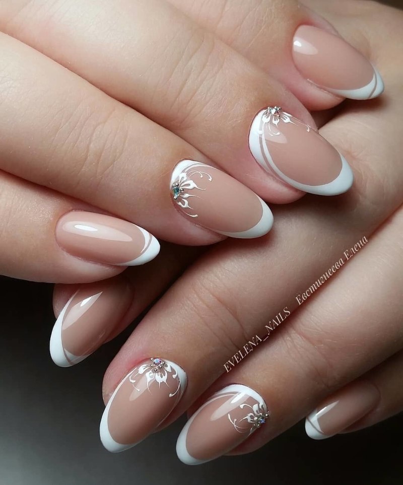 Наращивание ногтей миндаль френч