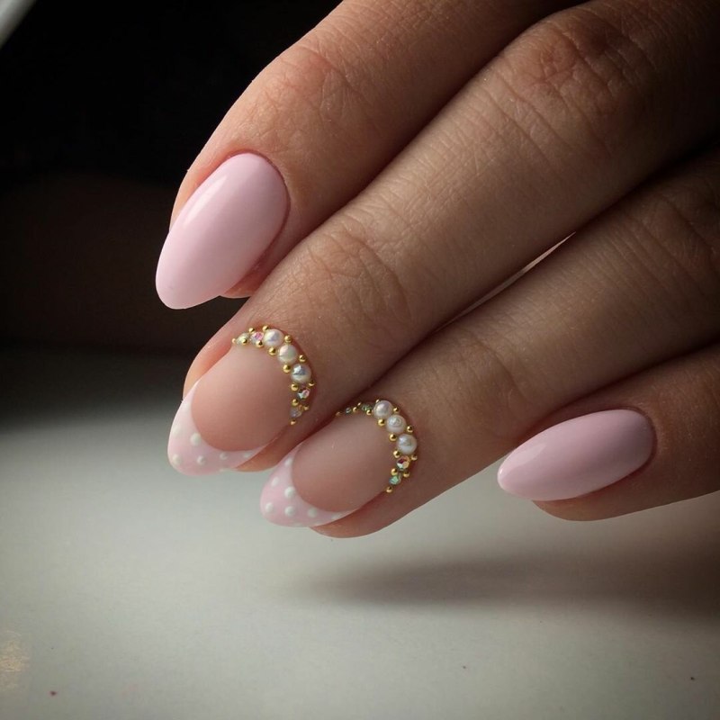 Нежный френч на ногтях