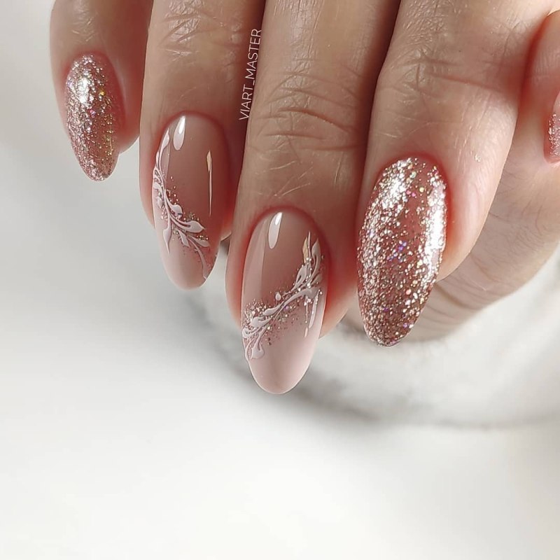 Нюдовый маникюр с мрамором на миндаль