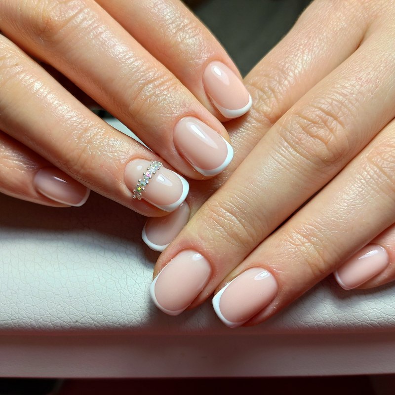 Френч на овальных ногтях