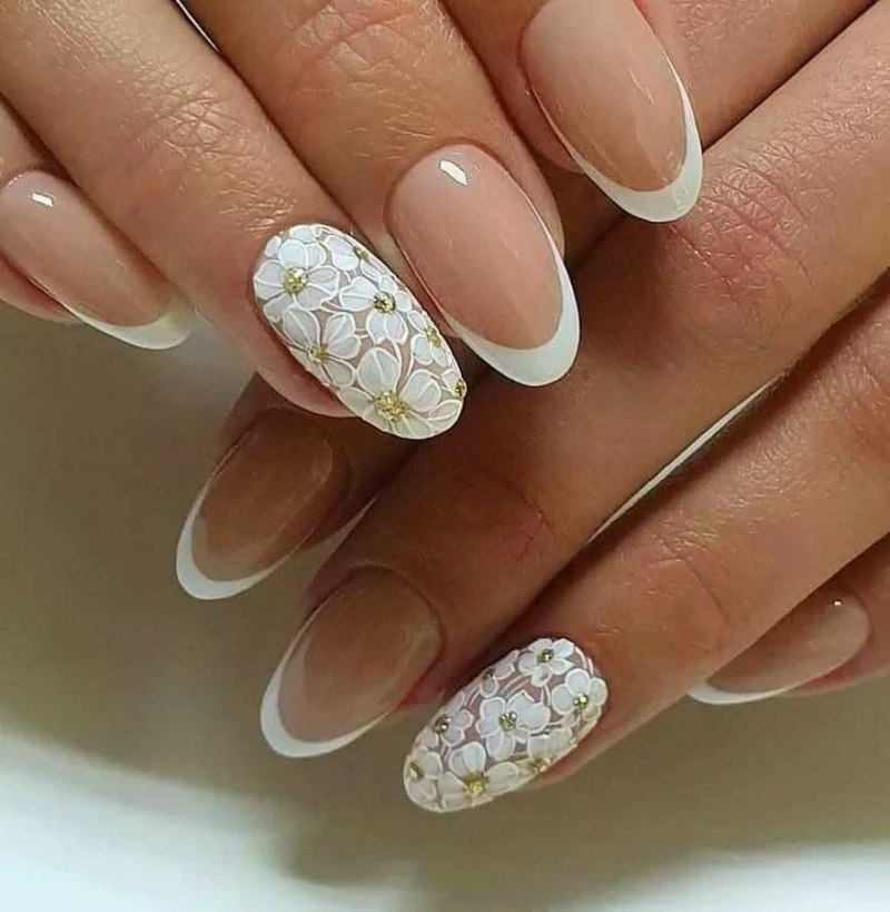 Нежный маникюр на короткие ногти овальной формы