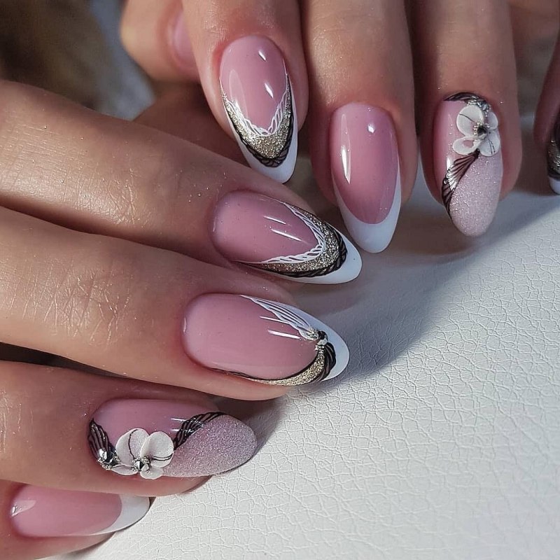 Нежный маникюр на миндалевидные ногти