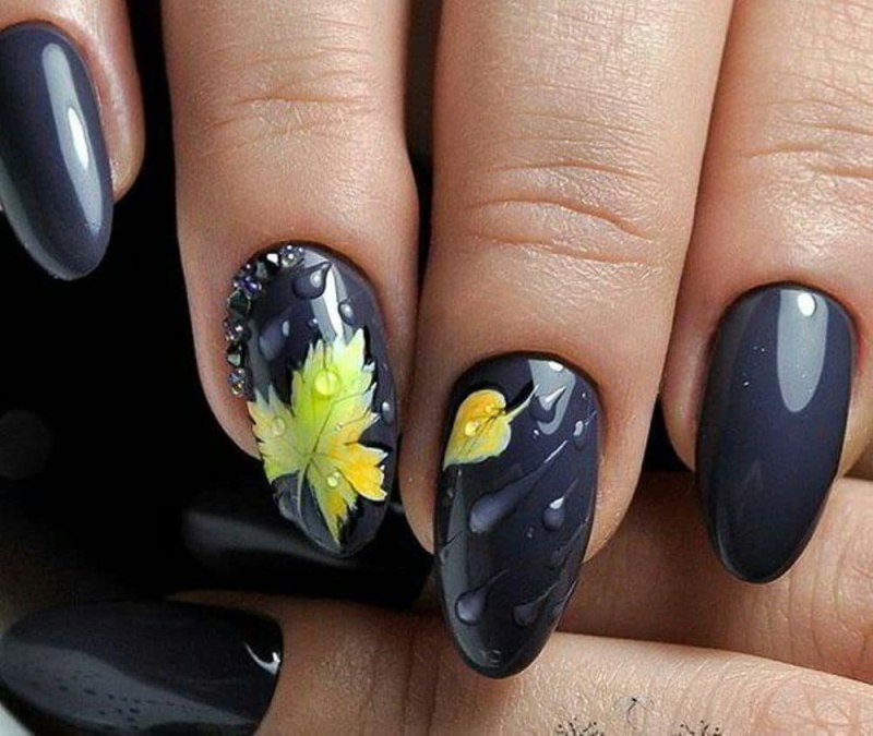 Маникюр с листьями