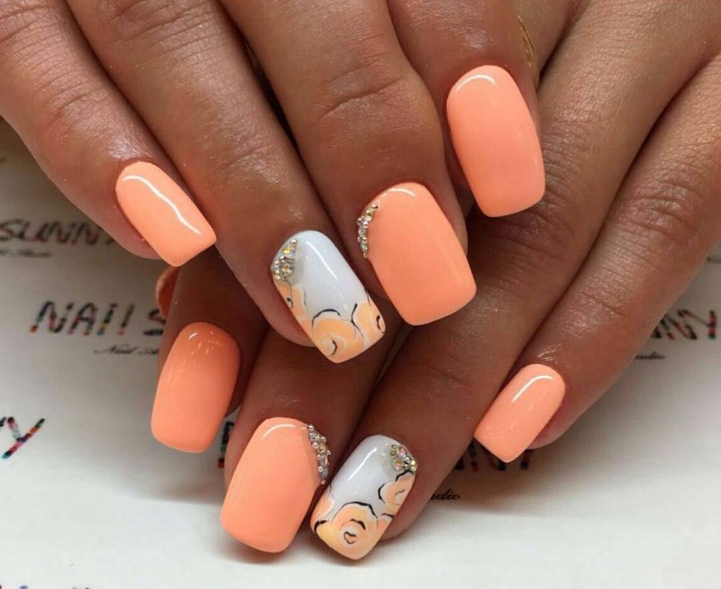 Маникюр персисикового цвета