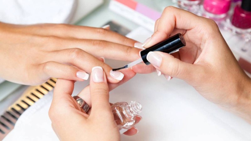 Маникюр с лечебным покрытием