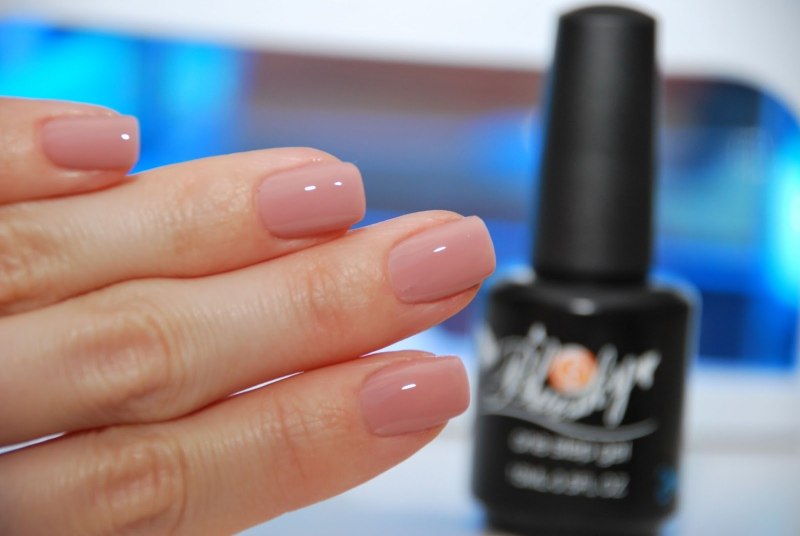 Покрытие ногтей прозрачным лаком