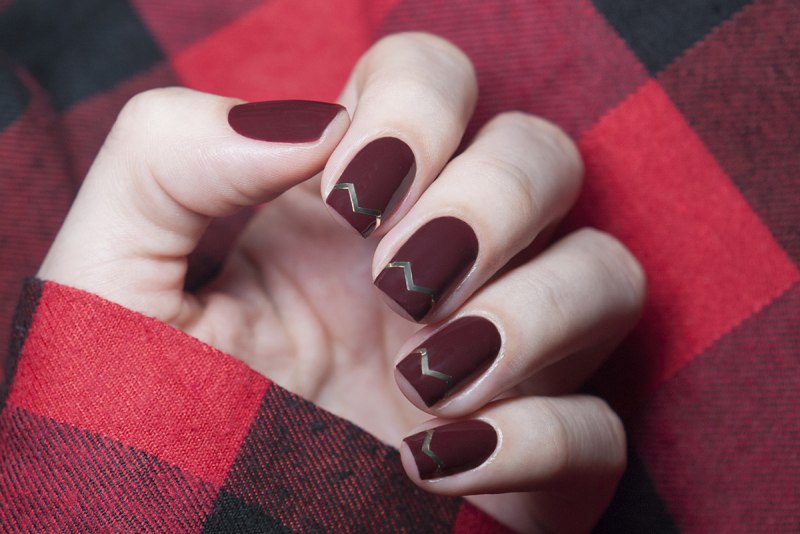 Бордовый маникюр с геометрией