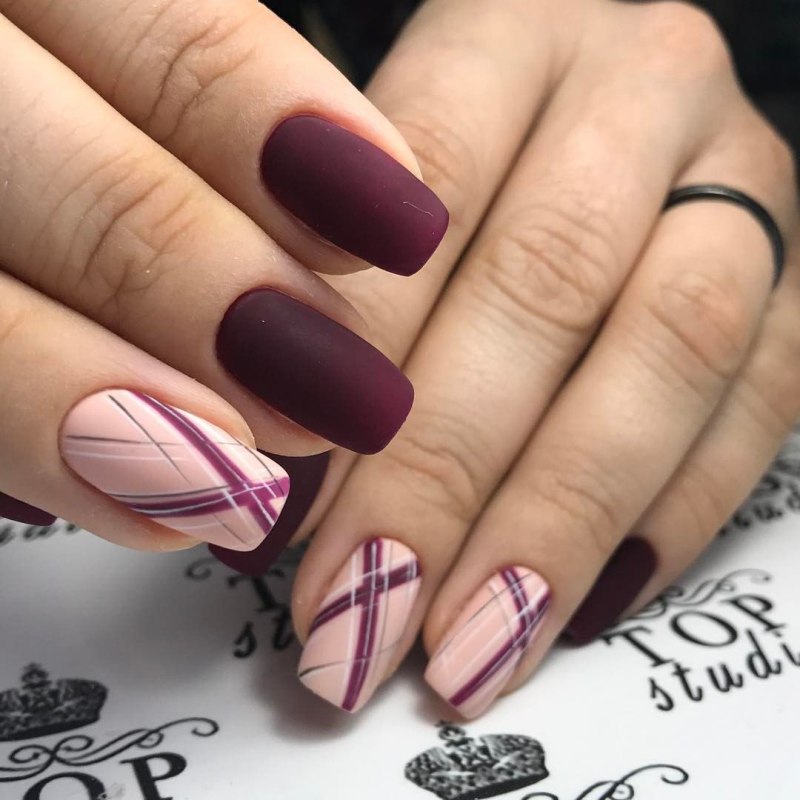 Маникюр в бордовых тонах с геометрией
