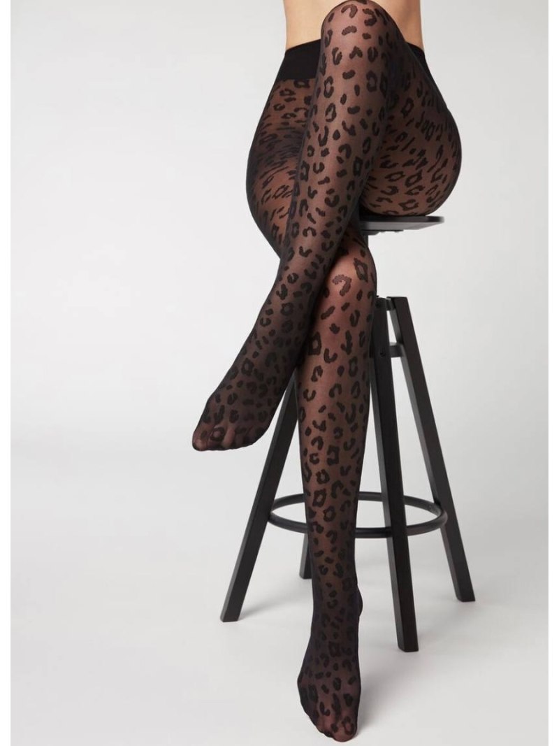 В клетчатой юбке и колготках