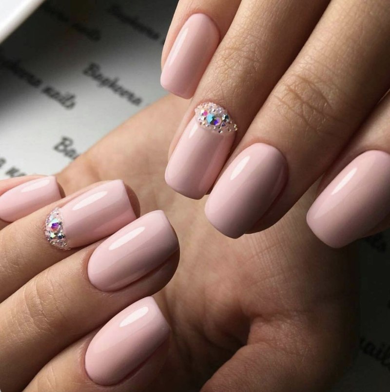 Нежно розовый маникюр