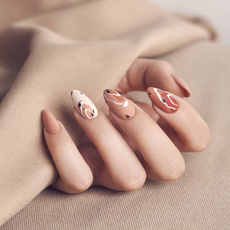 Ногти в бежевых тонах