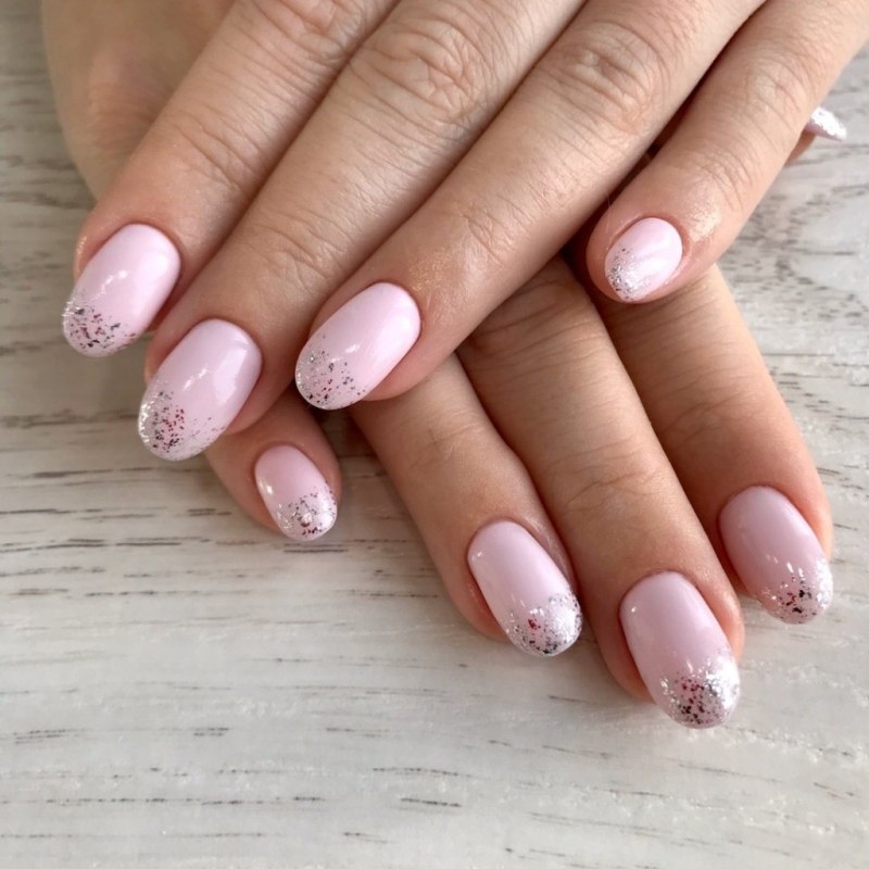 Нежный маникюр на короткие